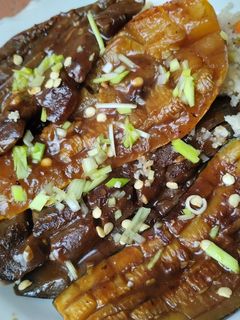 Una foto de Calabacines y berenjenas en salsa🍚🍱🍛