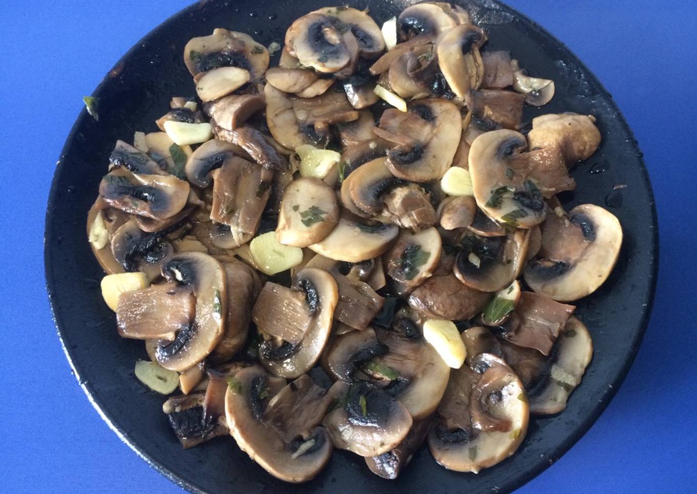 Champiñones al ajillo