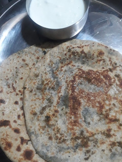 बथुआपराठा(bathua paratha recipe in hindi) रेसिपी मुख्य फोटो