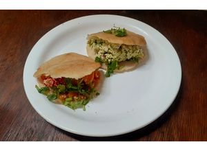Una foto de Arepas perico y reina pepiada