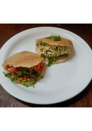 Una foto de Arepas perico y reina pepiada