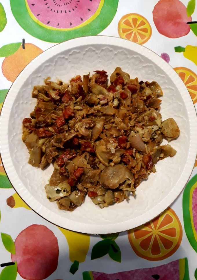 Una foto de Alcachofas con cebolla y chorizo al vino blanco