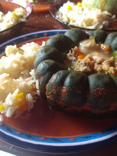 Una foto de Calabacitas rellenas en salsa de jitomate
