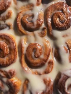 Una foto de Cinnamon rolls (rollitos de canela)