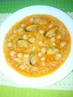 Una foto de Garbanzos con fideos y mejillones