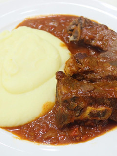 Una foto de Asado reciclado en salsa con puré