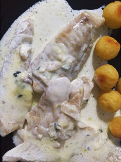 Una foto de Filet de merluza al roquefort