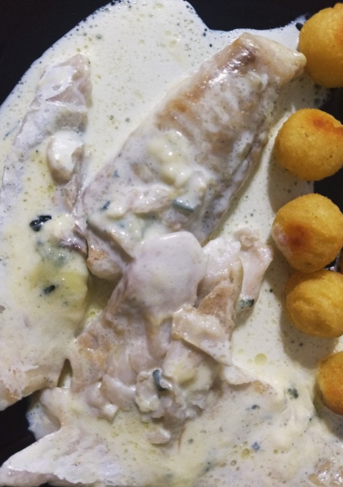 Una foto de Filet de merluza al roquefort