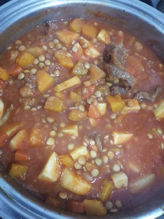 Una foto de Guiso de carne y lentejas