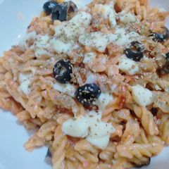 A picture of White & red sauce pasta 🍝.