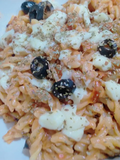 A picture of White & red sauce pasta 🍝.
