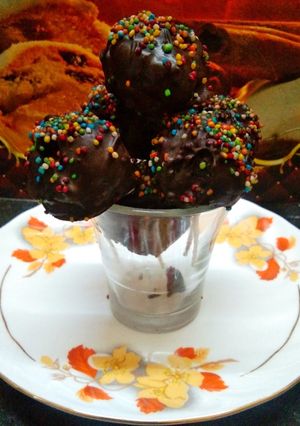 चोको केक पॉप्स (choco cake pops recipe in Hindi) रेसिपी मुख्य फोटो