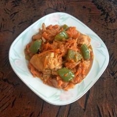 A picture of Grated carrots with chicken and shimla mirch 🥕🥕🫑🫑🍗🍗.