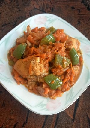 A picture of Grated carrots with chicken and shimla mirch 🥕🥕🫑🫑🍗🍗.