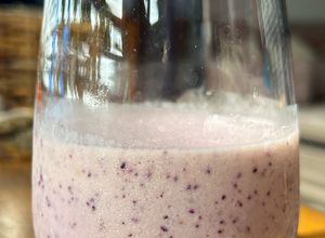Una foto de Smoothie de fresas, arándanos y banano