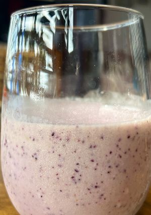 Una foto de Smoothie de fresas, arándanos y banano