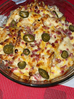 Una foto de Patatas bacon cheese con jalapeño
