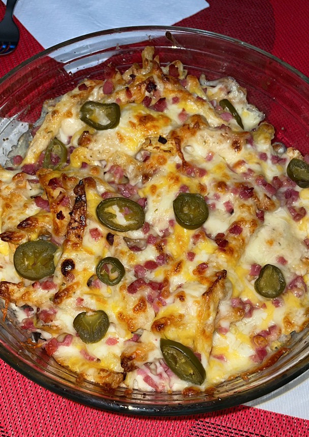 Una foto de Patatas bacon cheese con jalapeño