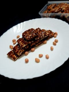 સીંગ ની ચીકી (Peanuts Chikki Recipe in Gujarati) રેસીપી મુખ્ય ફોટો