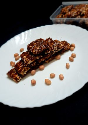 સીંગ ની ચીકી (Peanuts Chikki Recipe in Gujarati) રેસીપી મુખ્ય ફોટો