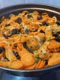 Carote con cipolle e olive in padella