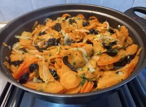 Foto di Carote con cipolle e olive in padella
