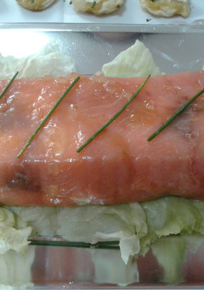 Una foto de Pastel frío de salmón ahumado
