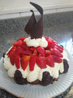 Una foto de Brownie con crema y frutillas
