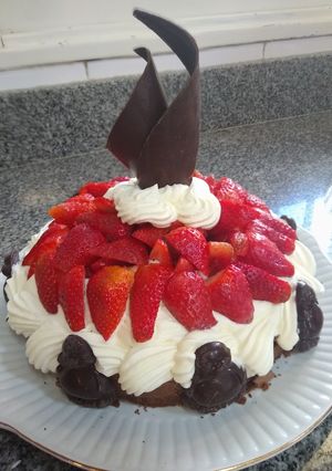 Una foto de Brownie con crema y frutillas