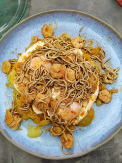 Una foto de Huevos rotos con gambas y gulas al pilpil