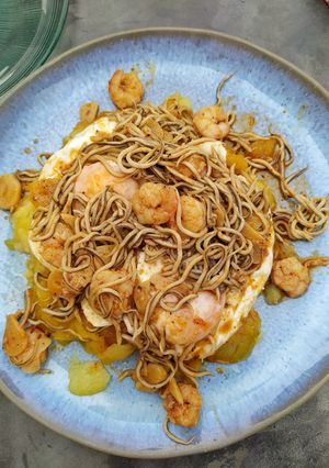 Una foto de Huevos rotos con gambas y gulas al pilpil