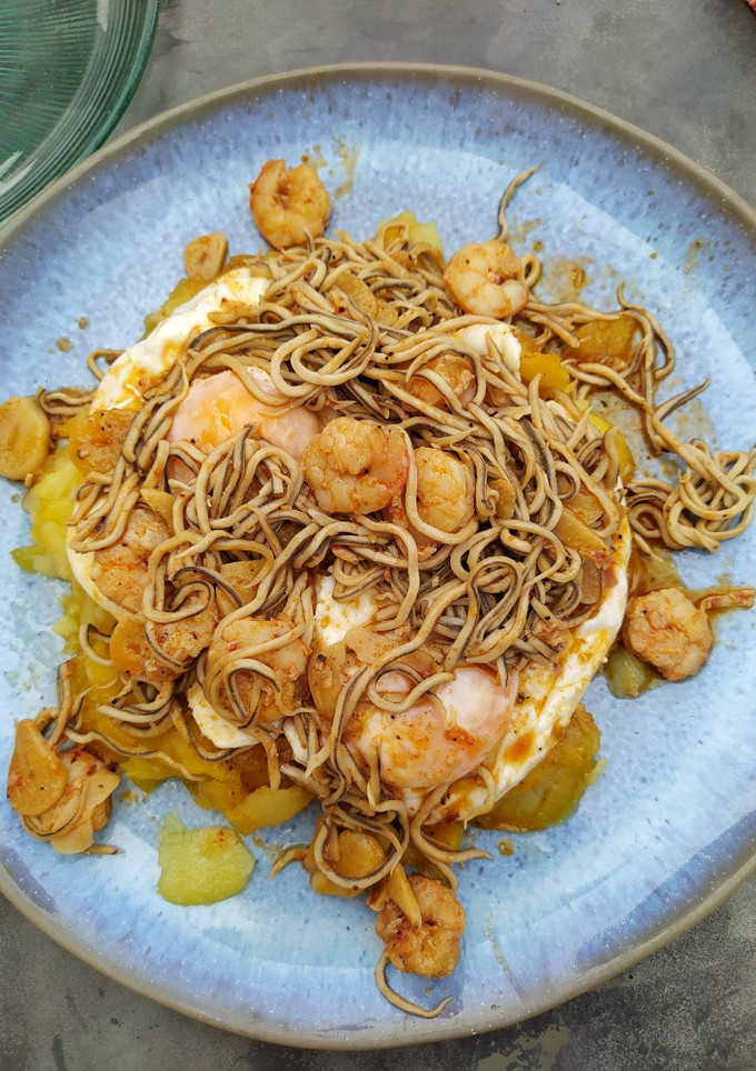 Una foto de Huevos rotos con gambas y gulas al pilpil