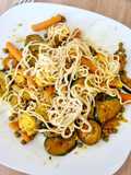 Wok au poulet et des petits légumes