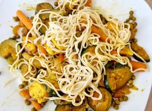 Une photo de Wok au poulet et des petits légumes