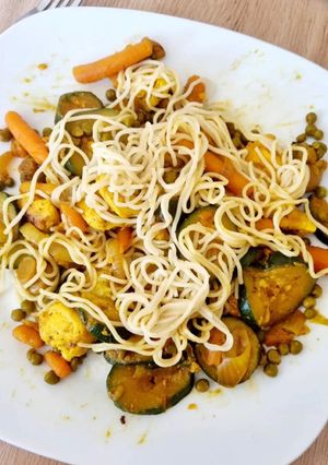 Une photo de Wok au poulet et des petits légumes
