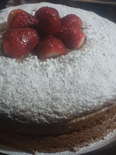 Una foto de Deliciosa torta de plátano y fresas!
