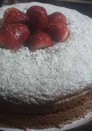Una foto de Deliciosa torta de plátano y fresas!