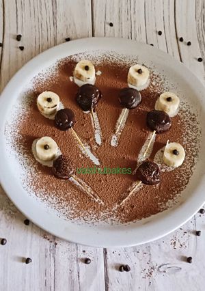 A picture of Dark chocolate and banana pops.