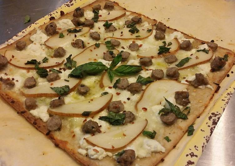 Flatbread pizzette w/ Sausage, Pear, Goat Cheese an Mozzarella