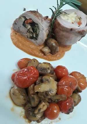Una foto de Solomillo relleno con guarnición de tomates cherrys y champiñones