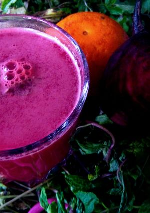 ऑरेंज बीट ज्यूस (orange beet juice recipe in marathi) रेसिपी चे मुख्य फोटो 