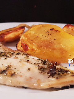 Una foto de Lubina con patatas a la sidra al horno