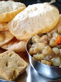 সাদা আলু মরিচের তরকারি(sada aloo maricher tarkari recipe in Bengali) রেসিপির প্রধান ছবি