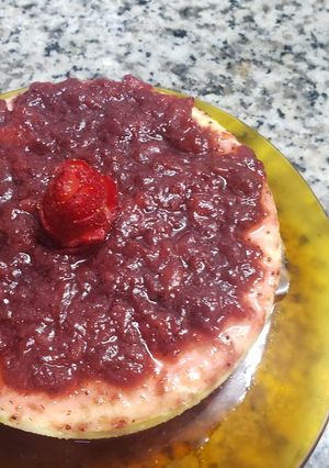 Una foto de Cheesecake al horno con coulis de frutilla