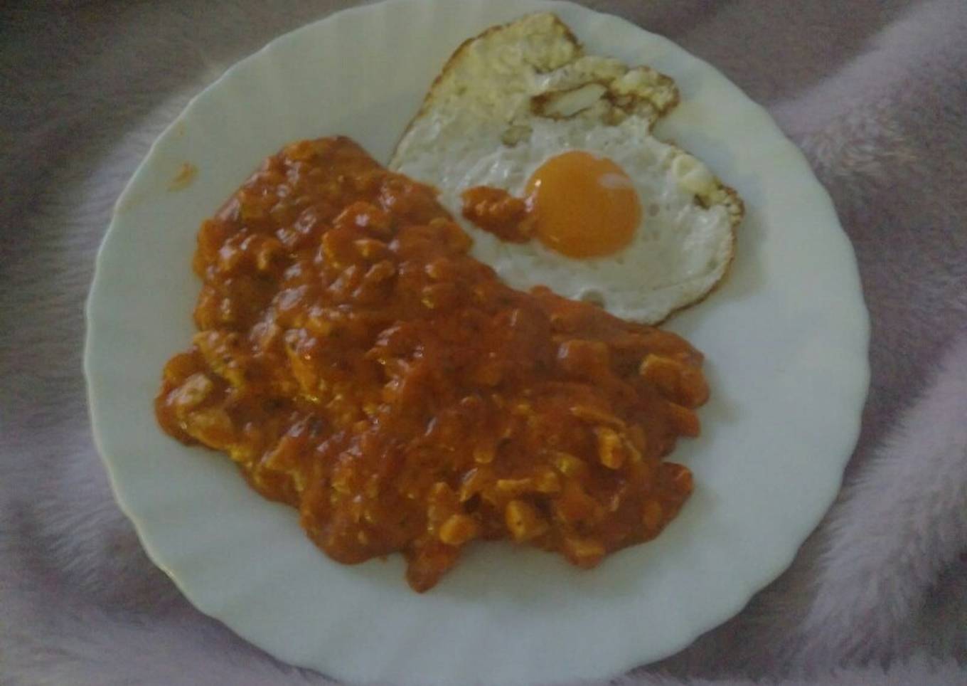 Salsa de tomate con berenjena, pollo y huevo