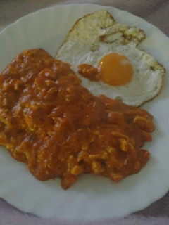 Una foto de Salsa de tomate con berenjena, pollo y huevo