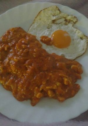 Foto principal de Salsa de tomate con berenjena, pollo y huevo
