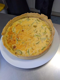 Una foto de Quiche de calabacín y queso con masa hojaldrada