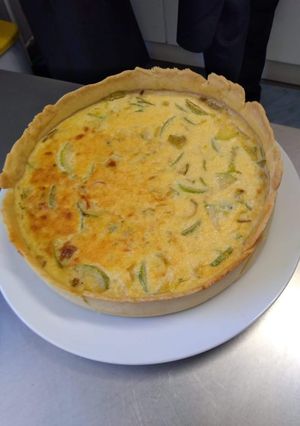 Una foto de Quiche de calabacín y queso con masa hojaldrada