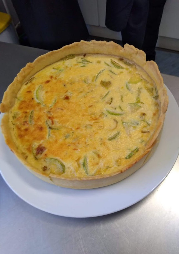 Una foto de Quiche de calabacín y queso con masa hojaldrada
